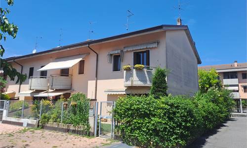 VILLETTA A SCHIERA AD ANGOLO libera subito! 