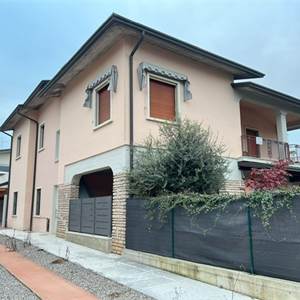 Villa Bifamiliare In Vendita a Villafranca di Verona