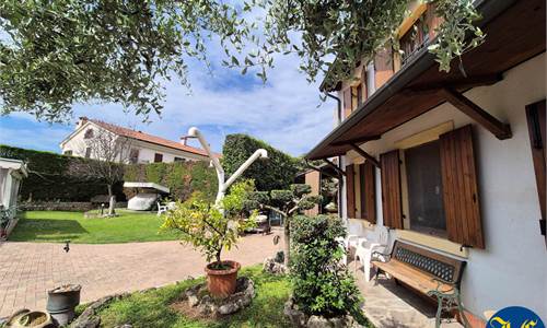 CASA CON 3 ABITAZIONI E 700 MQ DI GIARDINO PRIVATO