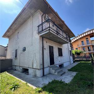 Villa Bifamiliare In Vendita a Villafranca di Verona