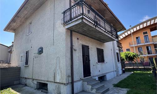 NEW ENTRY - PORZIONE BIFAMIGLIARE AL PIANO TERRA 