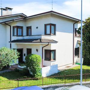 Villa Bifamiliare In Vendita a Villafranca di Verona